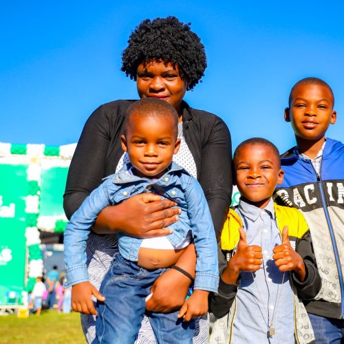 Goiás Social realiza entrega e troca de cartões dos programas Mães de Goiás e Dignidade em Goiânia