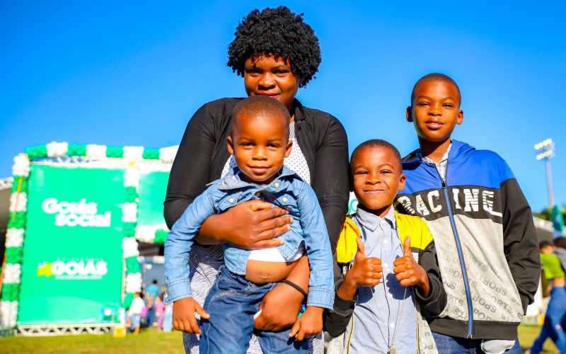 Goiás Social realiza entrega e troca de cartões dos programas Mães de Goiás e Dignidade em Goiânia