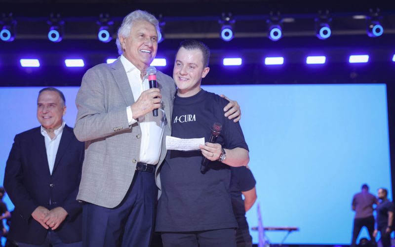 Caiado prestigia encontro evangélico da Igreja Impactados