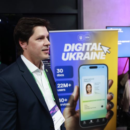 No primeiro dia de missão internacional, Daniel Vilela leva Goiás à principal vitrine de inovação em governo digital