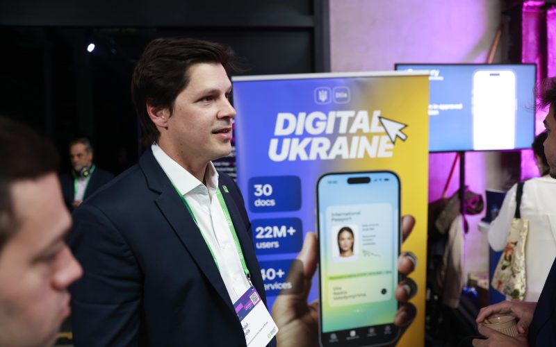 No primeiro dia de missão internacional, Daniel Vilela leva Goiás à principal vitrine de inovação em governo digital