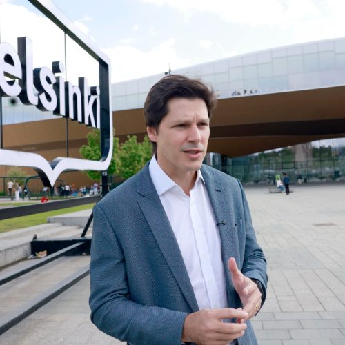 Daniel Vilela conhece modelo finlandês que usa tecnologia para ampliar acesso à educação e à cultura