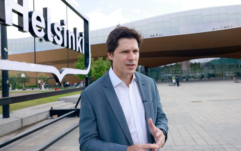 Daniel Vilela conhece modelo finlandês que usa tecnologia para ampliar acesso à educação e à cultura