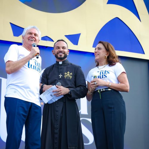 Caiado e Gracinha prestigiam Totus Tuus e se emocionam diante da imagem de Nossa Senhora das Graças