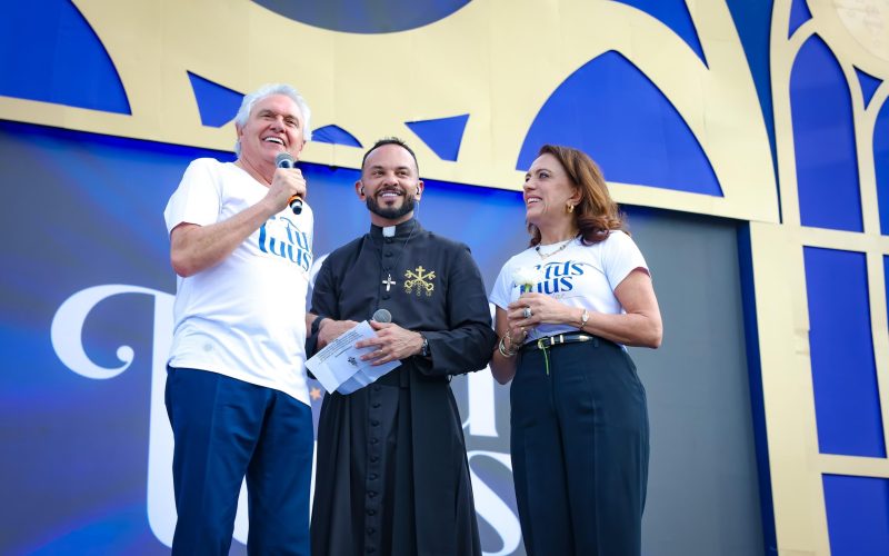 Caiado e Gracinha prestigiam Totus Tuus e se emocionam diante da imagem de Nossa Senhora das Graças