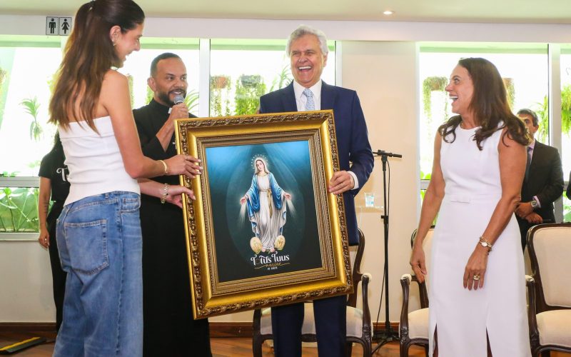 Caiado e Gracinha recebem imagem de Nossa Senhora das Graças no Palácio  das Esmeraldas
