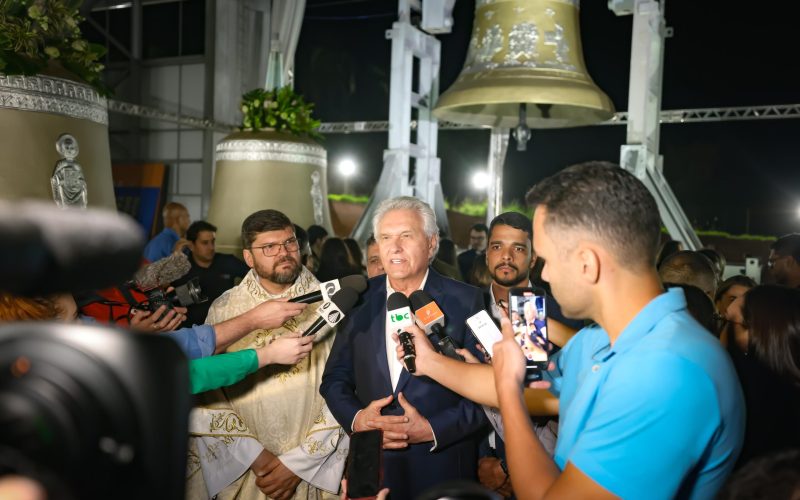 Em Trindade, Caiado e Gracinha acompanham primeira badalada do sino Vox Patris