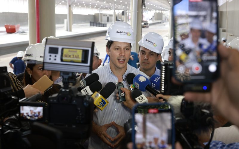 Daniel Vilela vistoria obras do terminal Praça da Bíblia e confirma inauguração para setembro