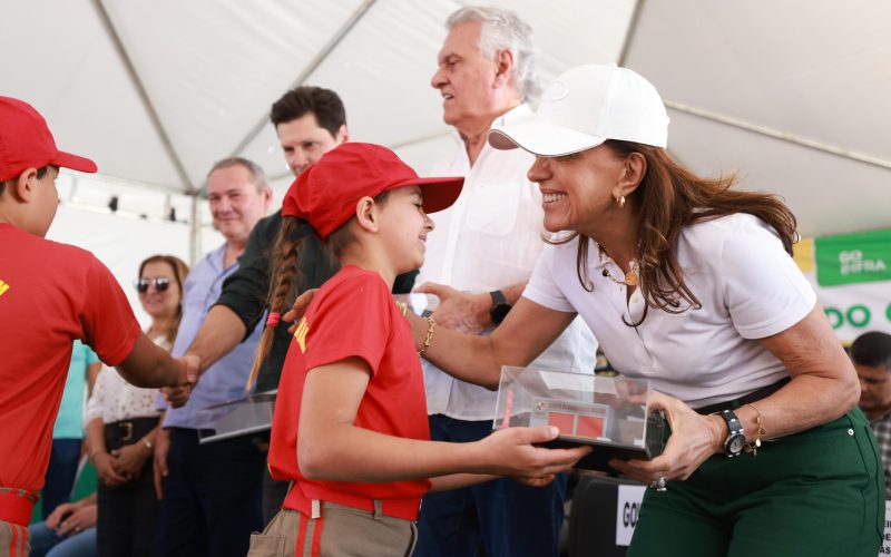 Caiado e Gracinha entregam obras de infraestrutura e abastecimento de água no distrito de São Jorge
