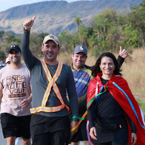 Fé, tradição e compromisso: Ao lado de Polyanna Siqueira, Vicentinho Júnior percorre 23 km até o Santuário do Bonfim