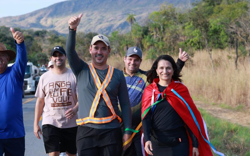 Fé, tradição e compromisso: Ao lado de Polyanna Siqueira, Vicentinho Júnior percorre 23 km até o Santuário do Bonfim