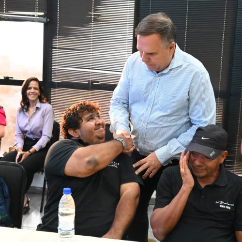 Mabel recebe pessoas em situação de rua em reunião no Paço Municipal
