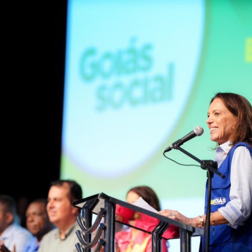 Gracinha Caiado entrega certificados e benefícios  em Itumbiara