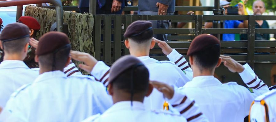 Em Goiânia, governador Ronaldo Caiado participa do desfile cívico-militar de 7 de setembro
