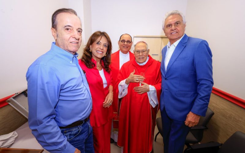 Caiado participa de missa que marca inauguração da capela do Cora em Goiânia