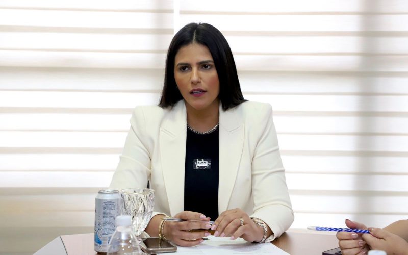 Primeira-dama Karynne Sotero repudia associação de sua imagem ao seu ex-marido