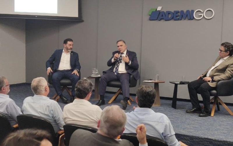 Mabel se reúne com setor da construção civil para discutir regras de transporte e descarte de concreto em Goiânia