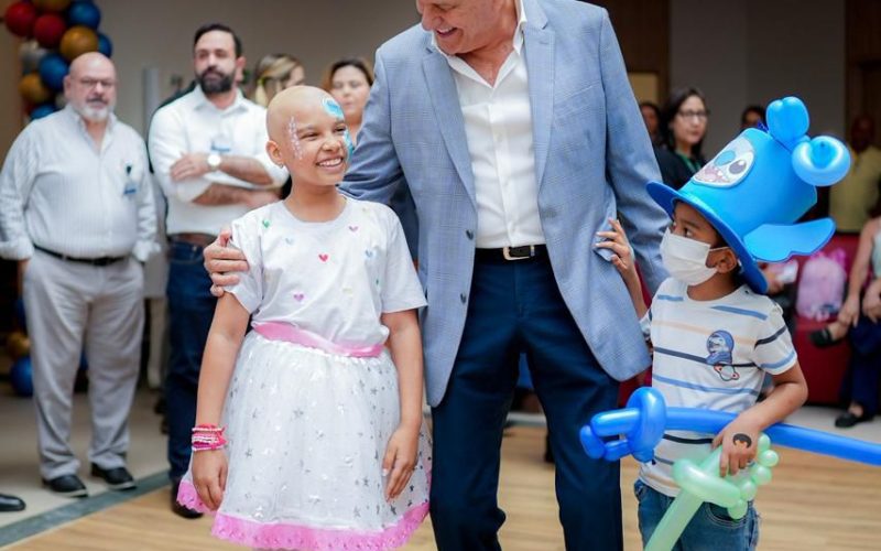 Caiado visita Cora e comemora funcionamento pleno do hospital durante festa das crianças