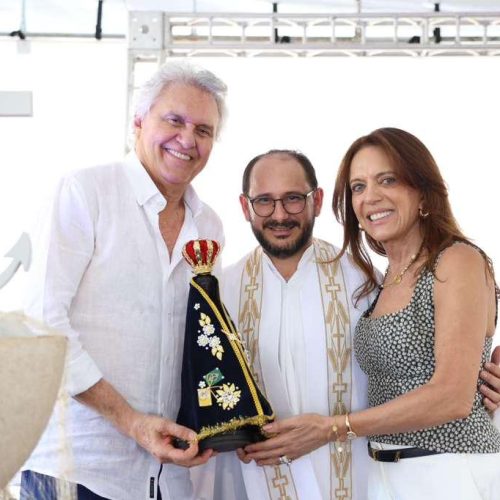 Caiado e Gracinha participam de missa em homenagem a Nossa Senhora Aparecida na cidade de Goiás