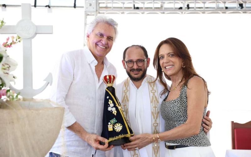 Caiado e Gracinha participam de missa em homenagem a Nossa Senhora Aparecida na cidade de Goiás