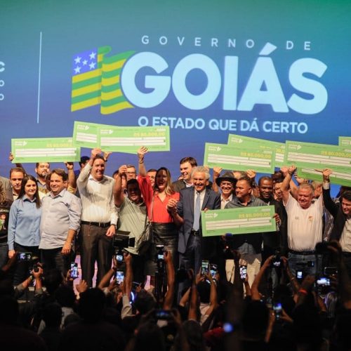 Caiado sanciona lei e garante R$ 40 mil a professores de escolas premiadas do Prêmio Leia