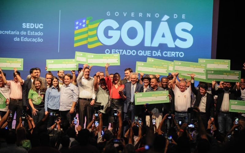 Caiado sanciona lei e garante R$ 40 mil a professores de escolas premiadas do Prêmio Leia