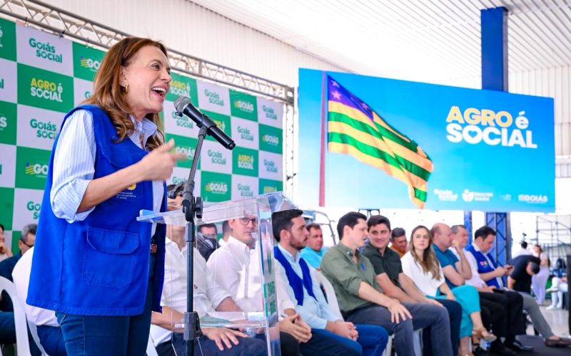 Gracinha Caiado entrega benefícios do Agro é Social em Luziânia