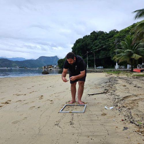 Pesquisa liderada por Goiás revela que 70% das praias brasileiras estão contaminadas por microplásticos