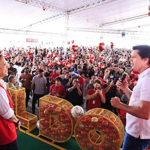 Gracinha Caiado e Daniel Vilela entregam 27 mil brinquedos em Aparecida de Goiânia