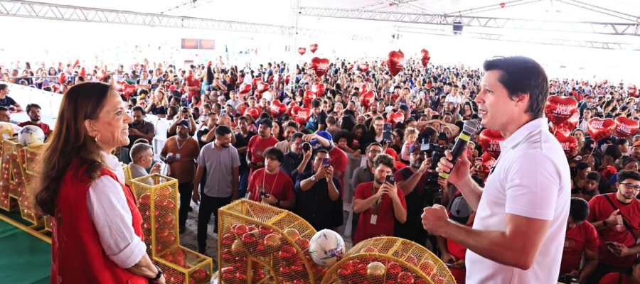 Gracinha Caiado e Daniel Vilela entregam 27 mil brinquedos em Aparecida de Goiânia