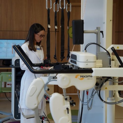 Robôs suíços ajudam crianças com câncer a recuperar movimentos no Cora