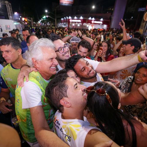 “O Carnaval chegou em Goiás”, diz Caiado ao prestigiar folia em Goiânia