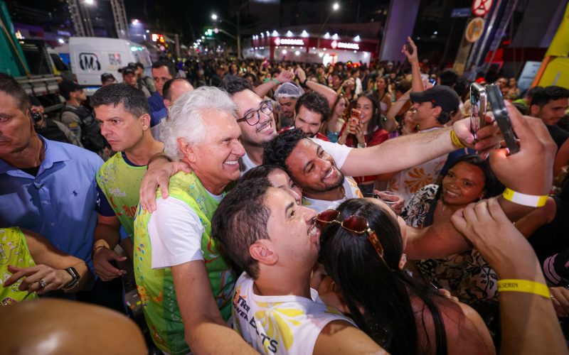 “O Carnaval chegou em Goiás”, diz Caiado ao prestigiar folia em Goiânia