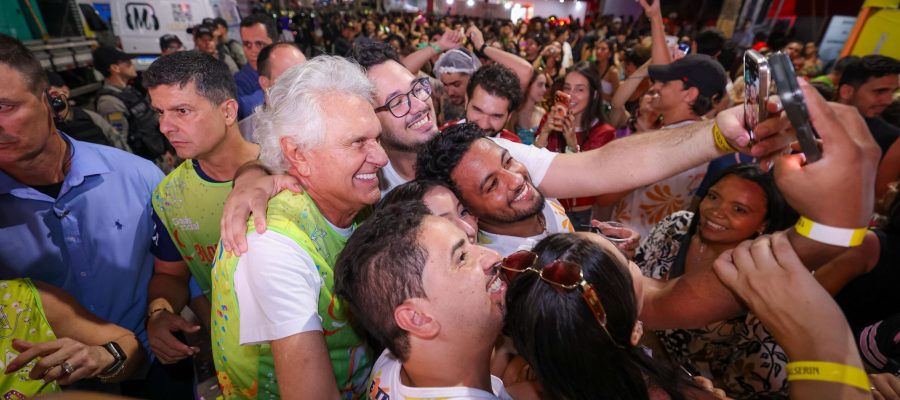 “O Carnaval chegou em Goiás”, diz Caiado ao prestigiar folia em Goiânia
