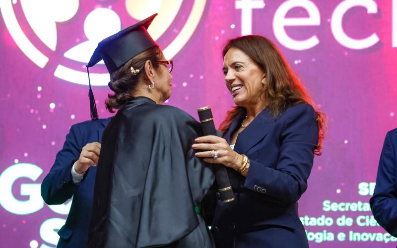 Gracinha e Daniel prestigiam formatura de 457 alunos do Cidadão Tech 60+