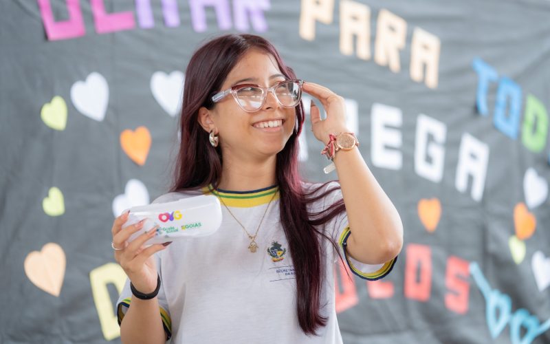 Goiás Social: Olhar para Todos entrega óculos a alunos da rede estadual