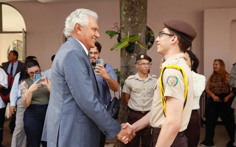 Caiado e Daniel entregam prêmios de até R$ 10 mil para destaques da rede estadual no Enem 2025