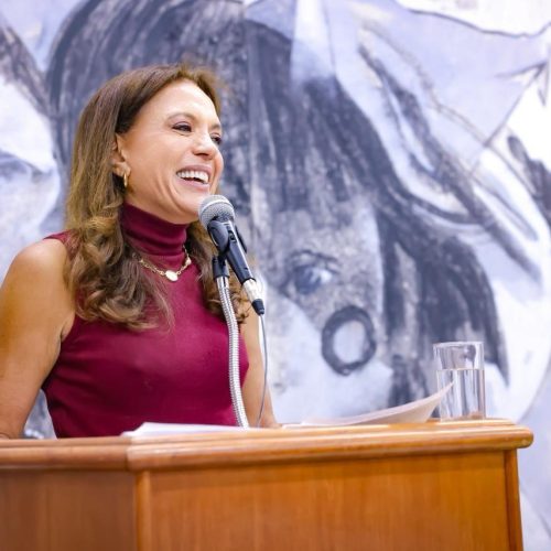 Gracinha Caiado recebe troféu Aflag por apoio à cultura goiana