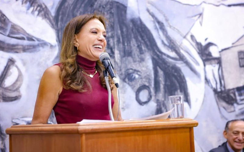 Gracinha Caiado recebe troféu Aflag por apoio à cultura goiana