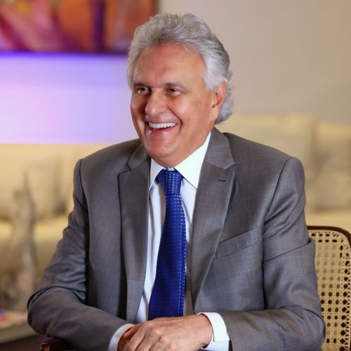 Caiado sanciona lei que concede 5,4% de reajuste aos professores da rede pública estadual