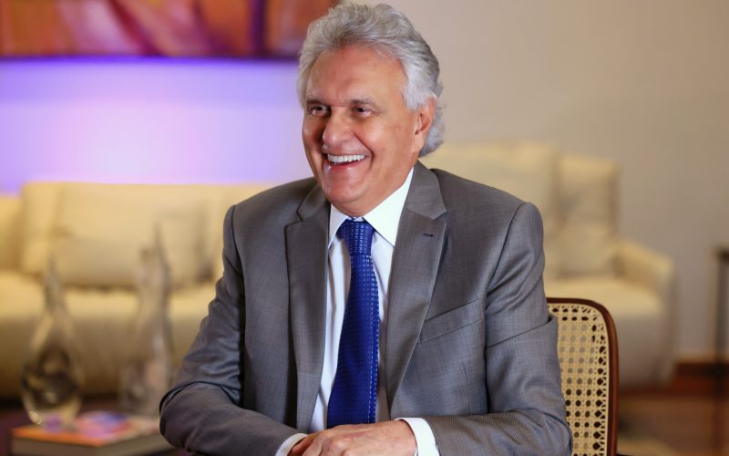 Caiado sanciona lei que concede 5,4% de reajuste aos professores da rede pública estadual