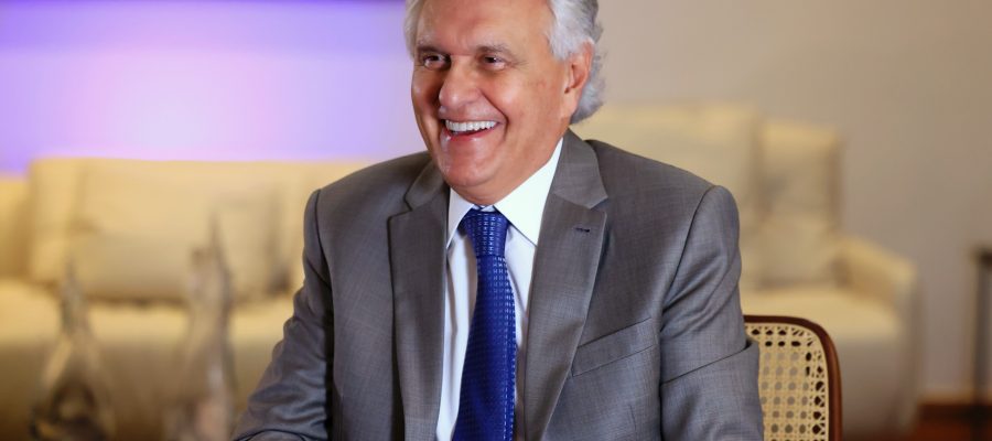 Caiado sanciona lei que concede 5,4% de reajuste aos professores da rede pública estadual