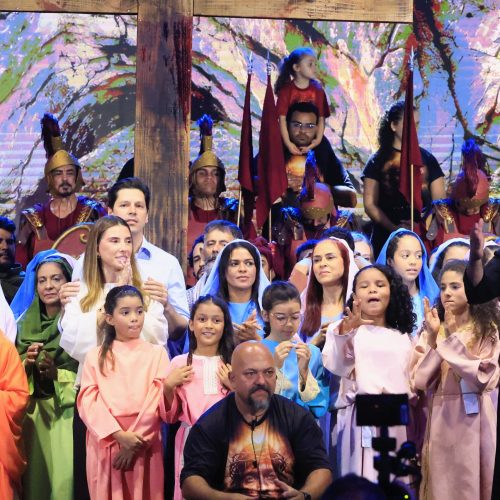 Daniel Vilela acompanha encenação da Paixão de Cristo que reúne 20 mil fiéis em Goiânia