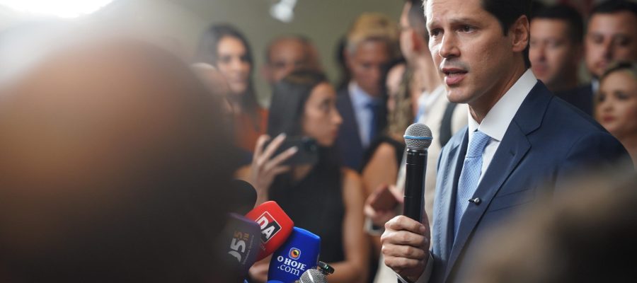 Daniel Vilela assina adesão e Goiás passa a subsidiar diesel com R$ 0,60 por litro