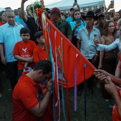 Família Vicentinhos recebe  folia do “Divino Espírito Santo” com alegria e devolução