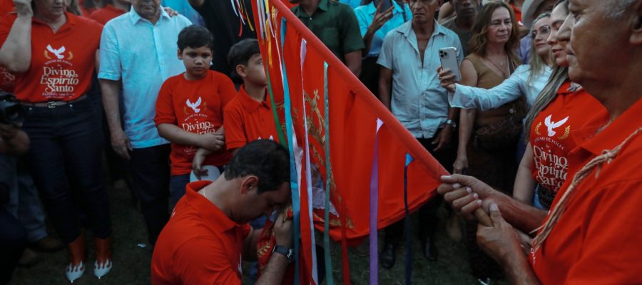 Família Vicentinhos recebe  folia do “Divino Espírito Santo” com alegria e devolução