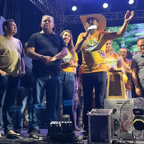 Ao lado de Wanderlei Barbosa, senador Eduardo Gomes anuncia R$ 2 milhões para asfalto no distrito de Campo Alegre em Paranã
