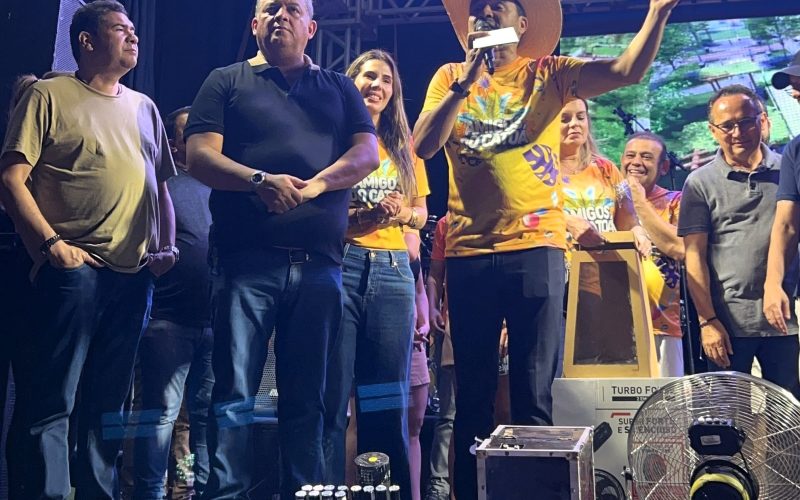 Ao lado de Wanderlei Barbosa, senador Eduardo Gomes anuncia R$ 2 milhões para asfalto no distrito de Campo Alegre em Paranã