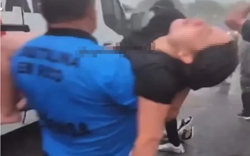 Manifestantes são carregados após raio cair em ato de Nikolas no DF