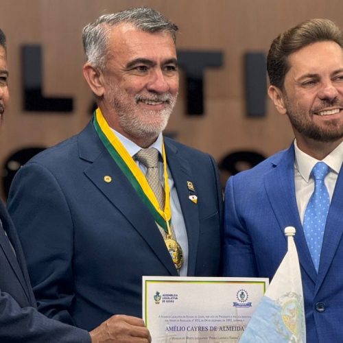 Amélio Cayres (centro) é  homenageado pela Assembleia Legislativade Goiás